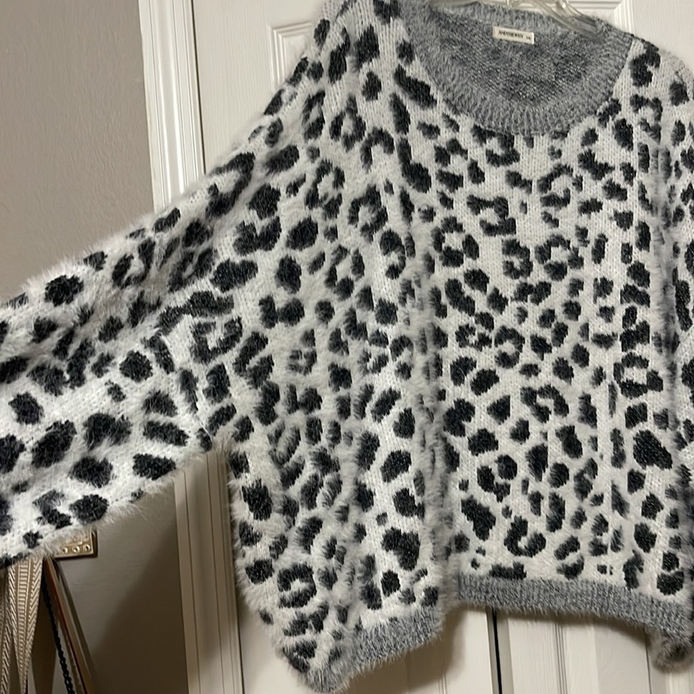 Women's Oversized Batwing Sleeve boutique sweater - Picture 4 of 4